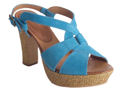 Sandalias azules de la marca toledana Xataca pertenecientes a su nueva colección